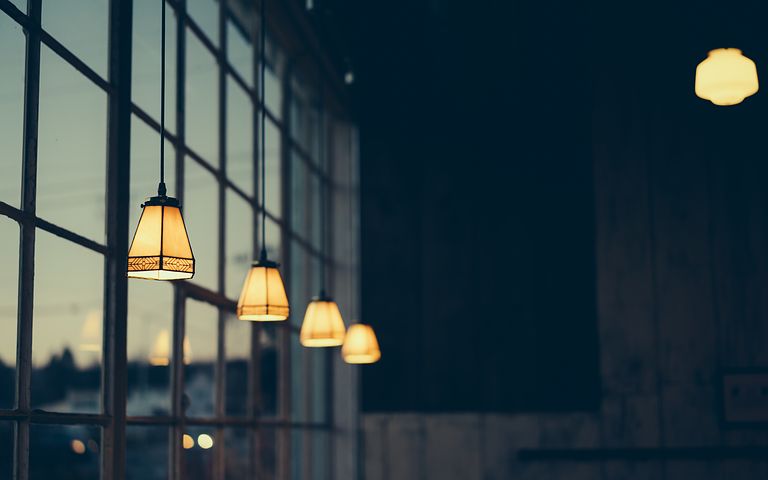 Lampy i wnętrze mieszkalne – jakim sposobem to połączyć?